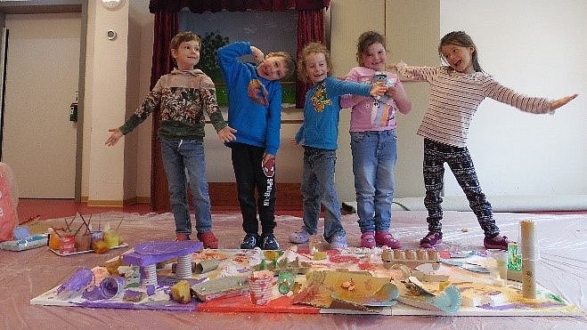 Was man aus Kunst noch so machen kann? Kunst natürlich. Eine Leinwand aus Verpackungsmüll. Das war ein Spaß.