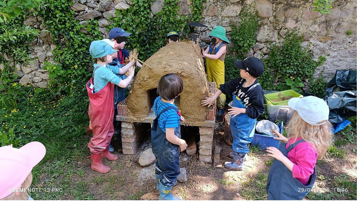Letzter Bautag mit den Kindern, viele Kleinigkeiten hatten wir noch fertigzumachen, trotzdem waren die Kinder bis zu Ende mit viel Freude dabei.
