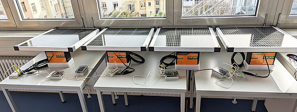 Solarmodule mit Akkuspeicher und Messstation