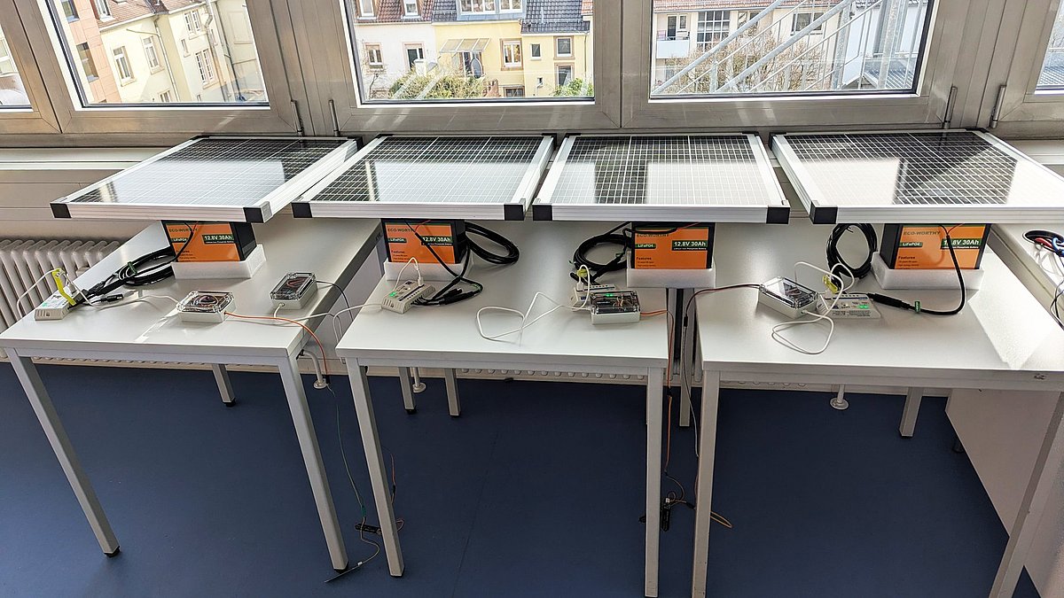 Solarmodule mit Akkuspeicher und Messstation