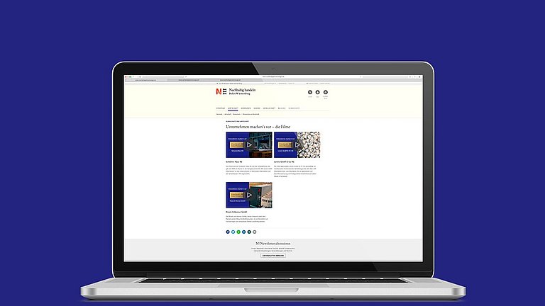 Auf blauem Hintergrund steht ein geöffneter Laptop. Der Bildschirm zeigt eine Seite des Internetauftritts der Nachhaltigkeitsstrategie mit Filmbeiträgen zu Klimabündnis-Unternehmen. Oberhalb und unterhalb des Rechner steht geschrieben: #klimabündnis sowie "Hier geht es zu den Filmen".