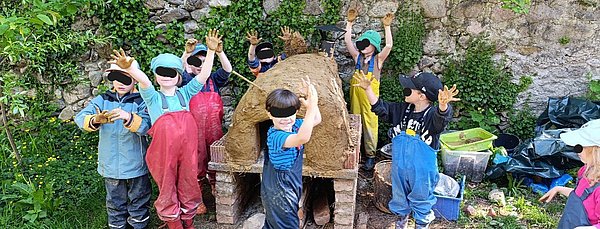 Endlich waren wir fertig, jetzt sind wir bereit um Brot und Pizza in dem selbstgemachten Lehmofen zu backen.