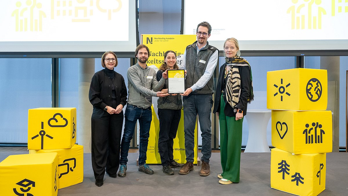 Vertretende des Haus des Waldes Stuttgart (ForstBW) mit Umweltministerin Thekla Walker und Kultusstaatssekretärin Sandra Boser bei der Übergabe der BNE-Zertifizierung.