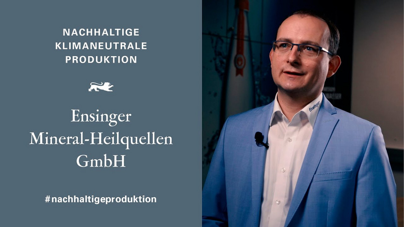 In der linken Bildhälfte dunkelgrauer Hintergrund mit weißer Schrift "Klimaneutrale und nachhaltige Produktion – Ensinger Mineral-Heilquellen GmbH". Auf der rechten Seite ein Bild von Frank Lehmann.