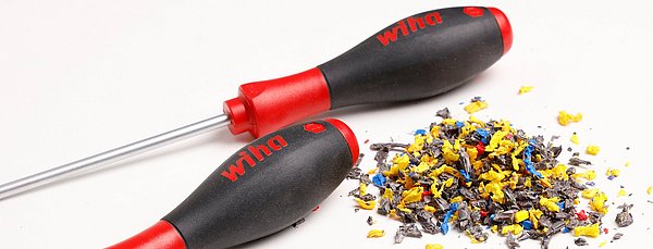 Zwei Schraubschlüssen liegen neben Granulat.