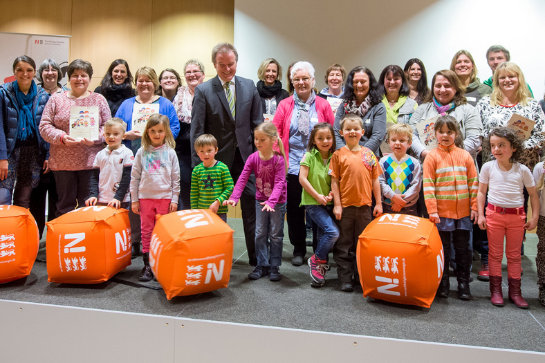 Gruppenbild mit Minister Untersteller. Erzieherinnen halten Siegerurkunden in der Hand 