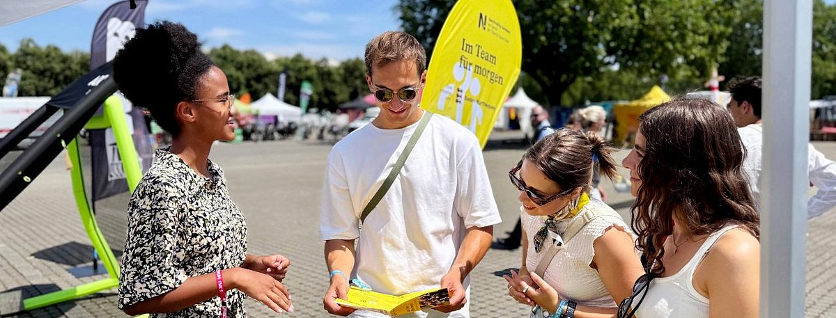 Eine Vereinsvertreterin klärt am Stand auf dem Kesselfestival über das Thema N!-Charta-Sport auf.