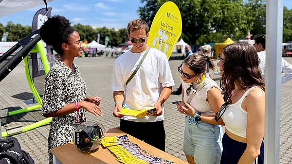 Eine Vereinsvertreterin klärt am Stand auf dem Kesselfestival über das Thema N!-Charta-Sport auf.