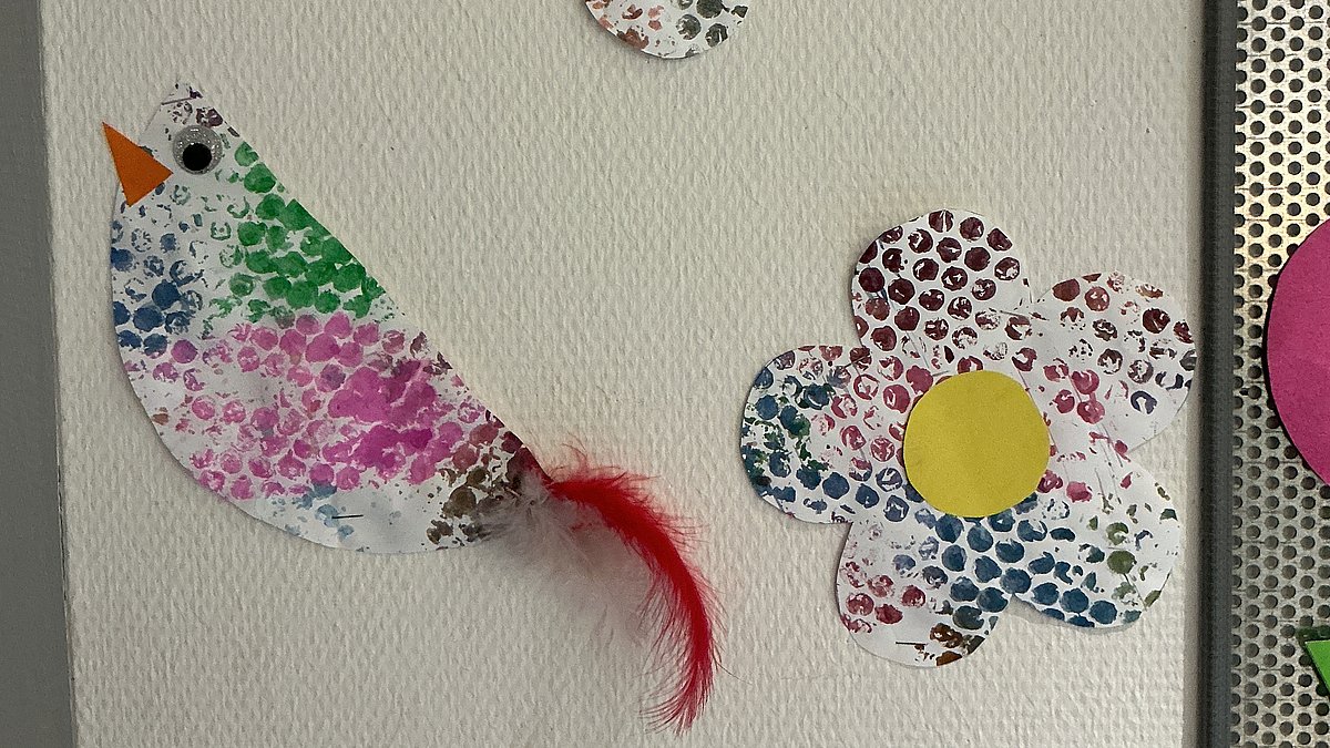 Blumen und Vögel aus Luftpolsterfolie und Papieresten.