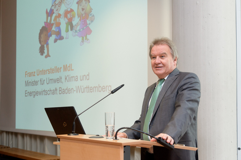 Herr Minister Franz Untersteller am Rednerpult der Preisverleihung