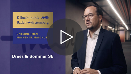 Links das Logo in gold und blau "Klimabündnis Baden-Württemberg, Unternehmen machen Klimaschutz". Rechts ein Unternehmensvertreter der Drees & Sommer SE.