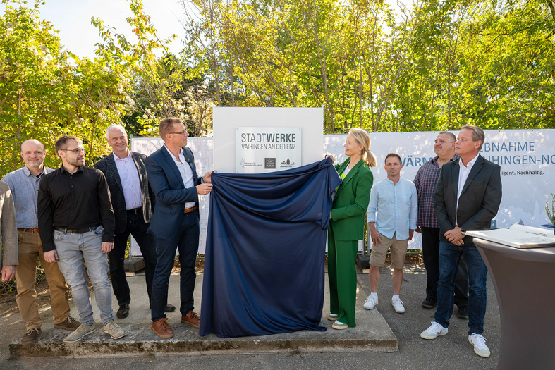 Umweltministerin Thekla Walker und mehrere Teilnehmende enthüllen eine Stele bei der Inbetriebnahme des Wärmenetzes Vaihingen-Nord im Rahmen der KLIMA.LÄND.TAGE 2025