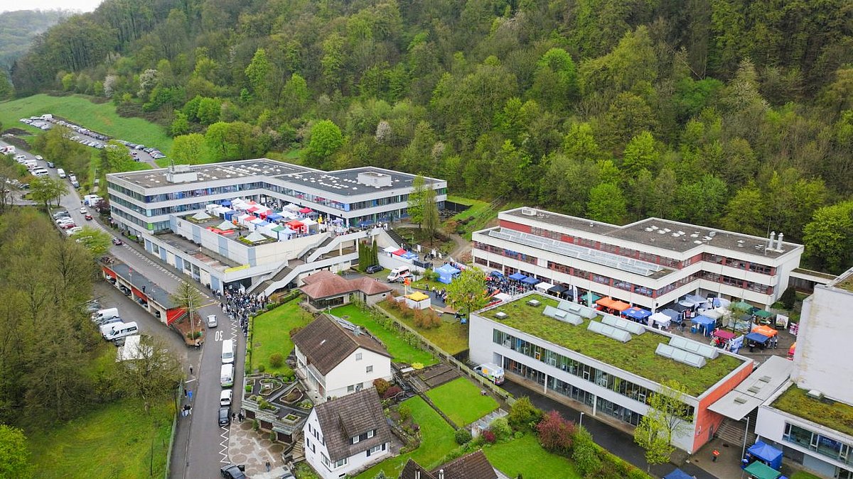 Blick von oben auf den Berufsinfotag der Kaufmännischen Schule Künzelsau