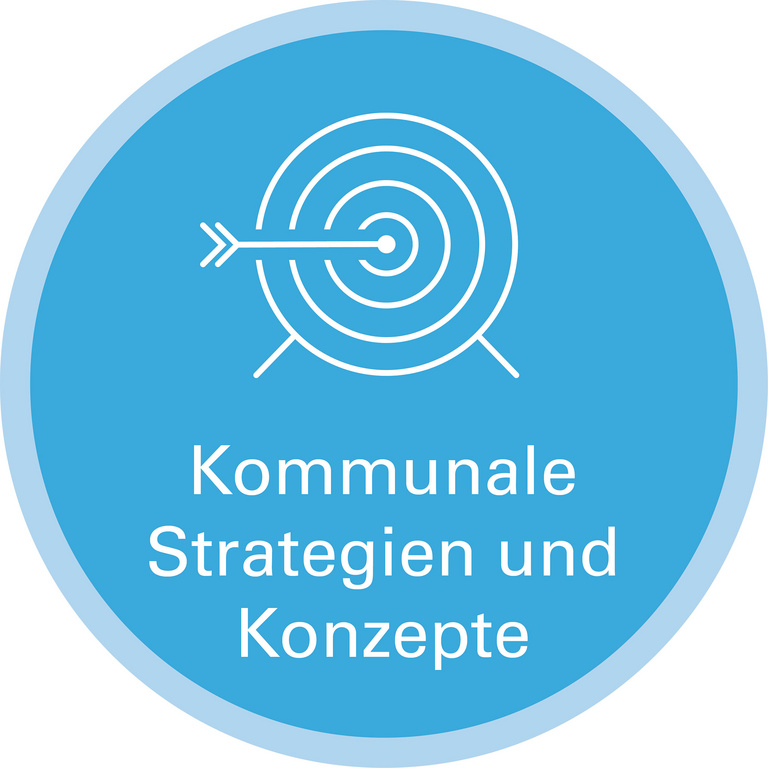 Handlungsfeld Kommunale Strategien & Konzepte Icon zu Handlungsfeld: Kommunale Strategien & Konzepte. Die Grafik zeigt die Strichzeichnung einer Zielscheibe, in deren Mitte ein Pfeil steckt.