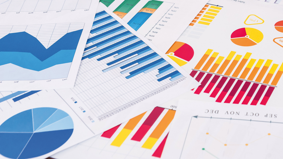 Mehrere Blätter mit bunten Diagrammen