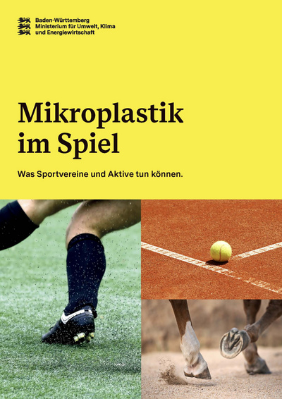 Titelseite der Broschüre Mikroplastik im Spiel. Dargestellt werden Ausschnitte von einem Kunststoffrasenplatz und einem Reitplatz.