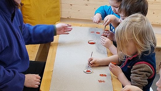 Geschenkpapier aus Resten, Äpfel waren nicht zum Verzehr geeignet.