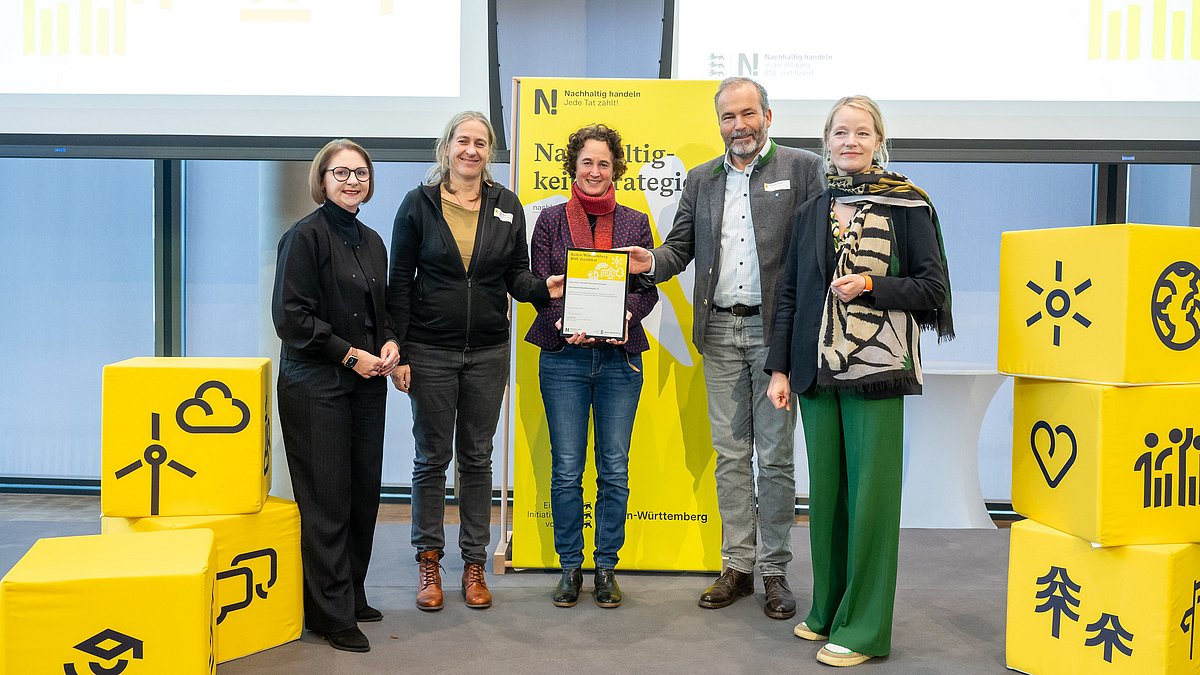 Vertretende des Naturpark Südschwarzwald e. V. mit Umweltministerin Thekla Walker und Kultusstaatssekretärin Sandra Boser bei der Übergabe der BNE-Zertifizierung.
