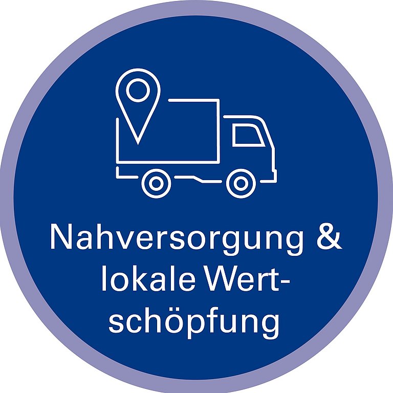 Icon zu Handlungsfeld: Nahversorgung & lokale Wertschöpfung. Die Grafik zeigt als Strichzeichnung einen kleinen Lastkraftwagen und einen sogenannten Map-Marker, der für ein lokales beziehungsweise regionales Ziel steht.