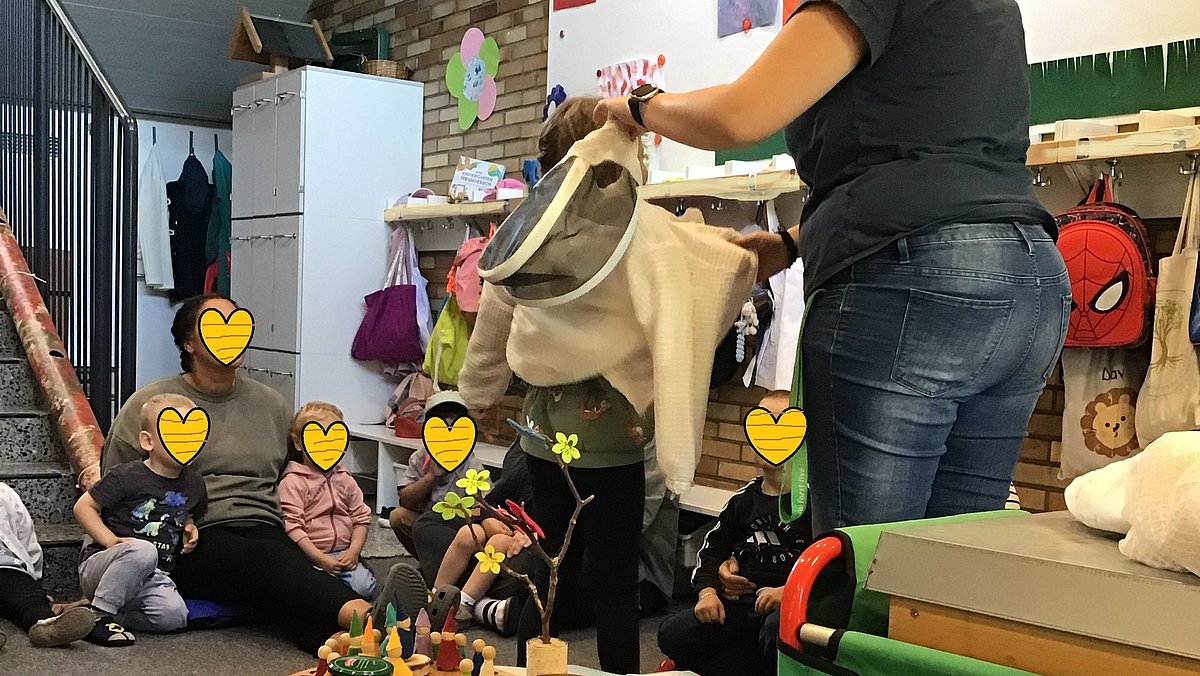 Bienen-Einführungskreis für alle Kinder der KiTa.