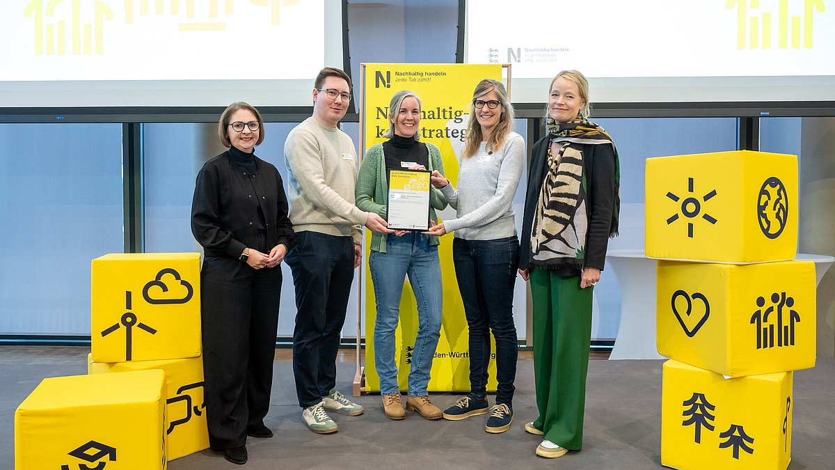 Urkundenübergabe: Vertretende des Bereichs Umweltbildung, Amt für Umweltschutz, Landeshauptstadt Stuttgart mit Umweltministerin Thekla Walker und Kultusstaatssekretärin Sandra Boser.