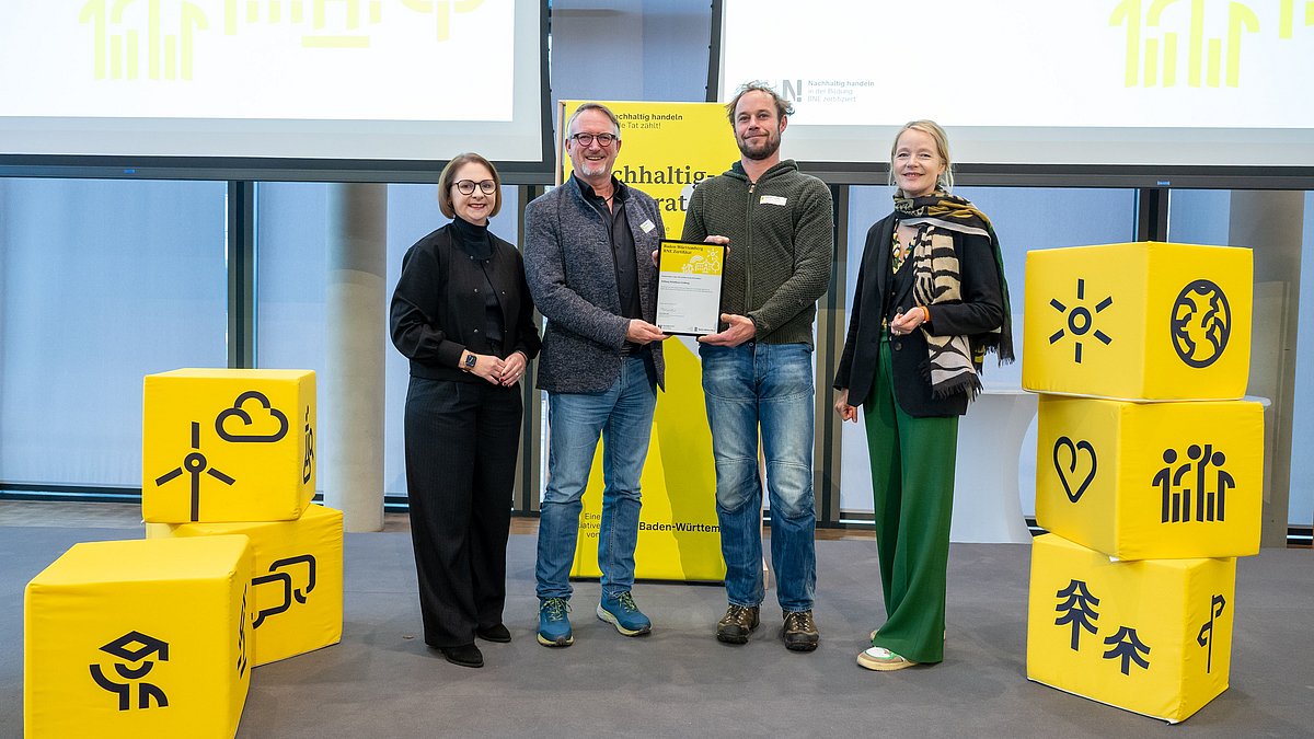 Vertreter der Stiftung WaldHaus Freiburg mit Umweltministerin Thekla Walker und Kultusstaatssekretärin Sandra Boser bei der Übergabe der BNE-Zertifizierung.