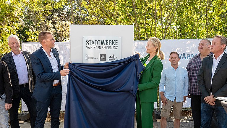 Umweltministerin Thekla Walker und mehrere Teilnehmende enthüllen eine Stele bei der Inbetriebnahme des Wärmenetzes Vaihingen-Nord im Rahmen der KLIMA.LÄND.TAGE 2025