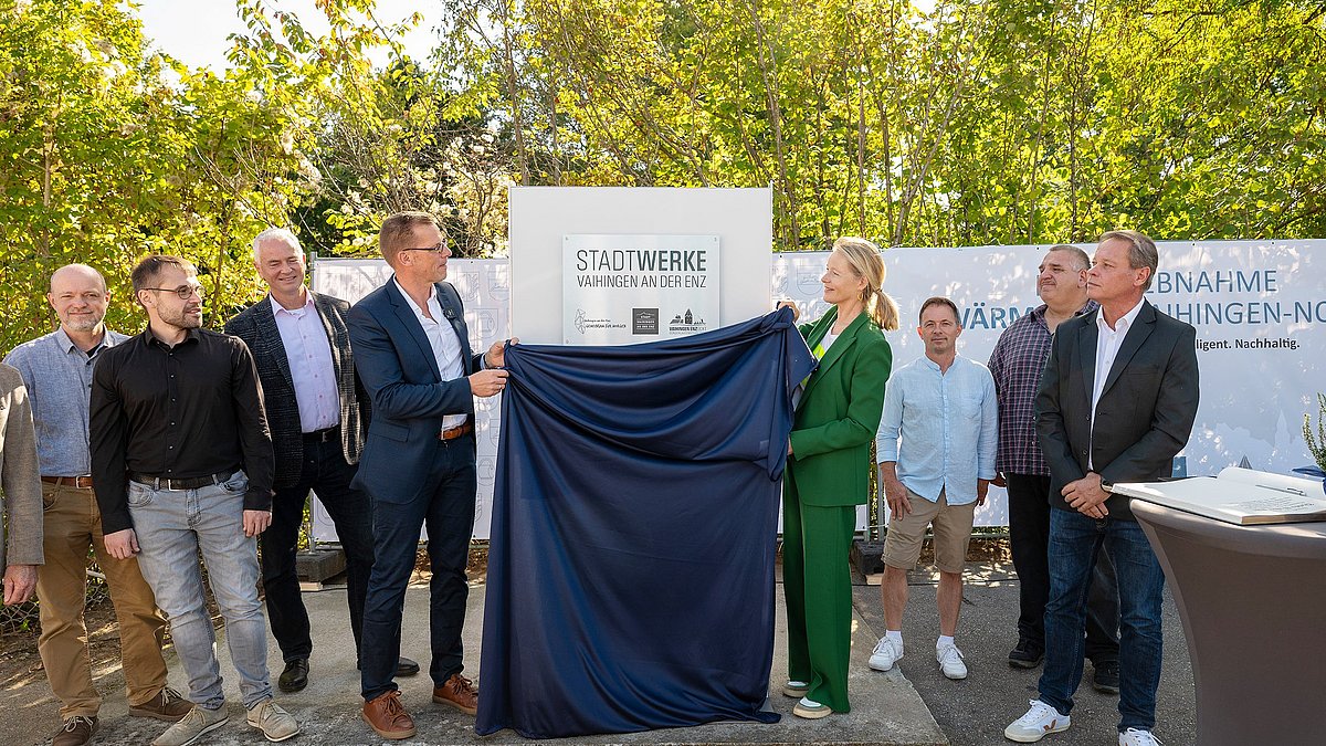 Umweltministerin Thekla Walker und mehrere Teilnehmende enthüllen eine Stele bei der Inbetriebnahme des Wärmenetzes Vaihingen-Nord im Rahmen der KLIMA.LÄND.TAGE 2025