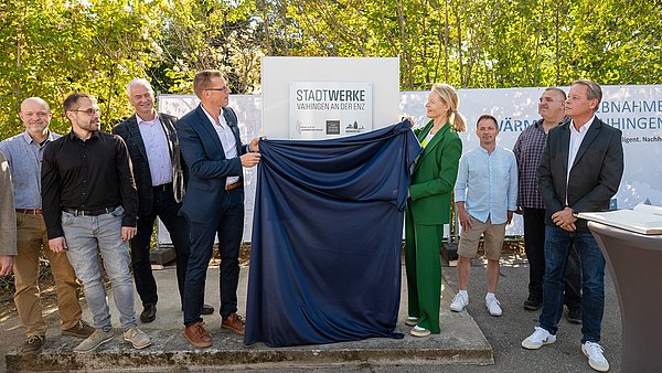 Umweltministerin Thekla Walker und mehrere Teilnehmende enthüllen eine Stele bei der Inbetriebnahme des Wärmenetzes Vaihingen-Nord im Rahmen der KLIMA.LÄND.TAGE 2025