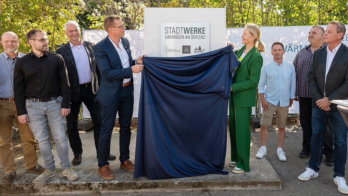 Umweltministerin Thekla Walker und mehrere Teilnehmende enthüllen eine Stele bei der Inbetriebnahme des Wärmenetzes Vaihingen-Nord im Rahmen der KLIMA.LÄND.TAGE 2025