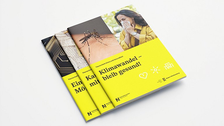 Themenhefte Auf einem Tisch liegen drei Themenhefte für den Bereich BNE zu Themen wie Abfall, CO2 oder Mobilität.