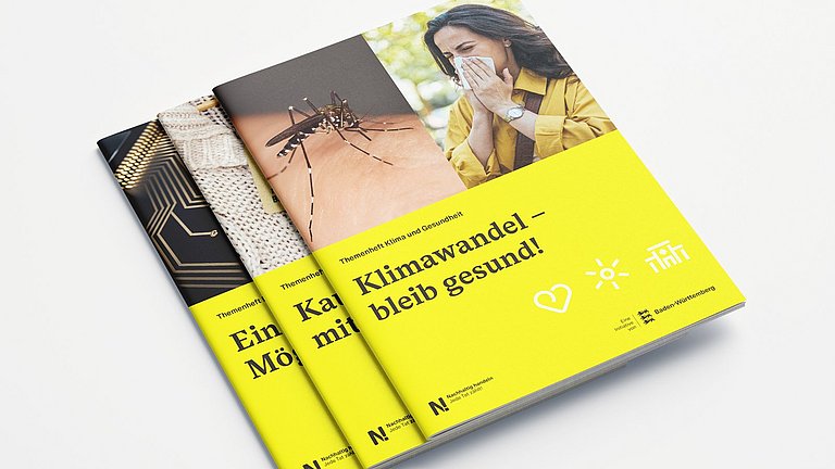 Auf einem Tisch liegen drei Themenhefte für den Bereich BNE zu Themen wie Abfall, CO2 oder Mobilität.