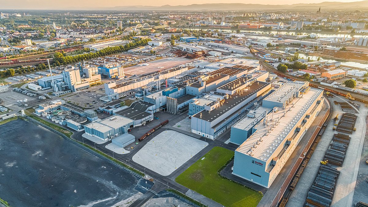 Ein Luftaufnahme des gesamten Firmengeländes der Koehler Kehl GmbH in Kehl.