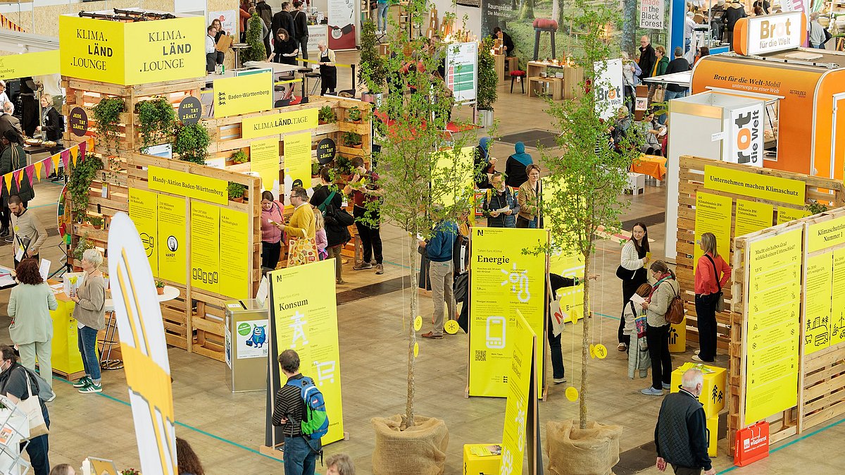 Ein Blick von oben auf den Stand der Nachhaltigkeitsstrategie mit vielen Besuchern.