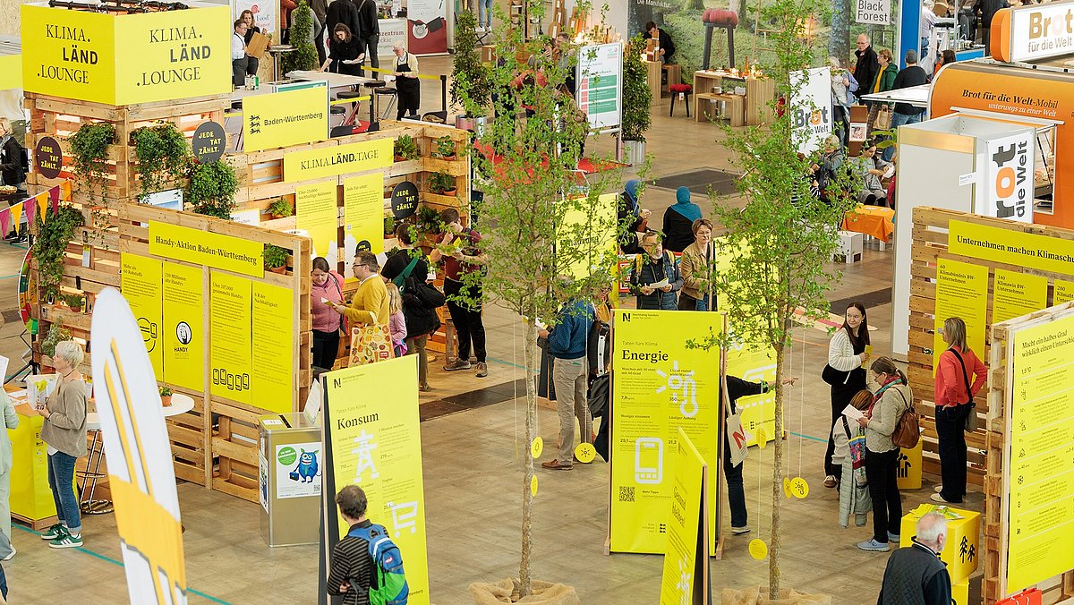 Ein Blick von oben auf den Stand der Nachhaltigkeitsstrategie mit vielen Besuchern.