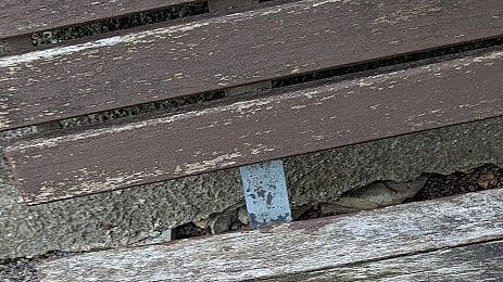 Die alten Bänke sind morsch und verrostet.