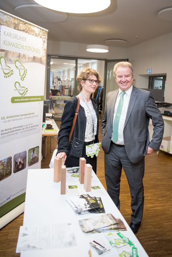 Umweltminister Untersteller posiert mit Teilnehmerin des Nachhaltigkeitscamp in Karlsruhe