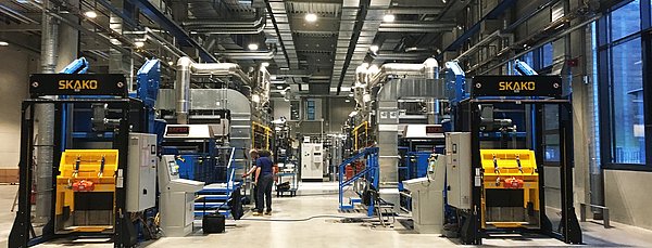 Zwei Härtereilinien in der Produktion der Firma Arnold stehen parallel zueinander.