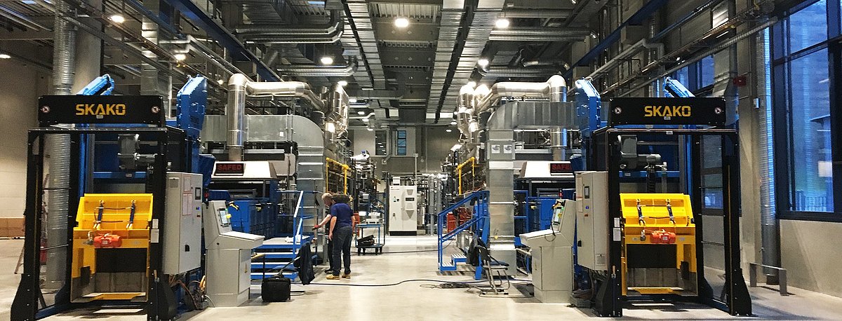 Zwei Härtereilinien in der Produktion der Firma Arnold stehen parallel zueinander.