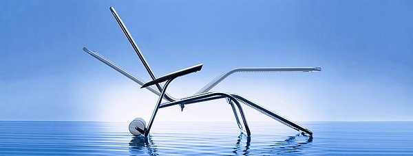 Ein langlebiger Stahlrohr-Liegestuhl in verschiedenen Liegepositionen steht in flachem Wasser.