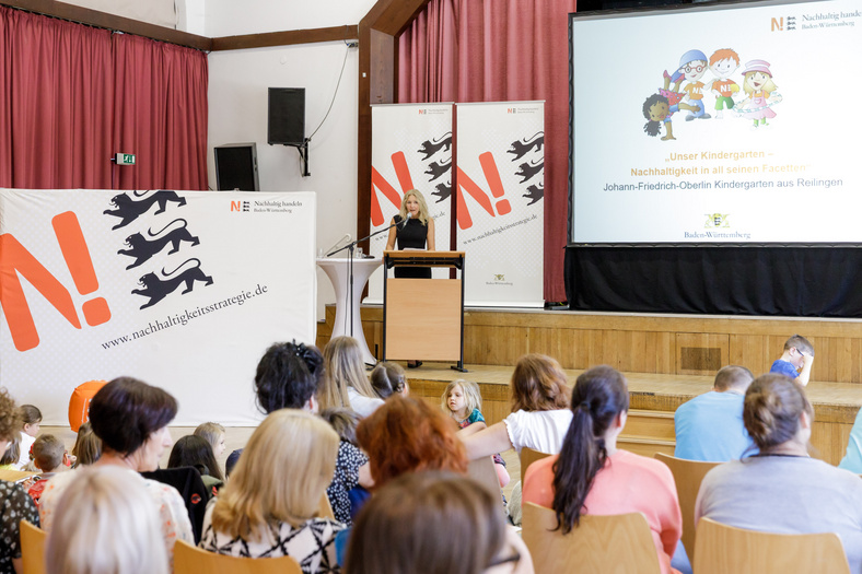 Preissiegerin Cornelia Görres vom Johann-Friedrich-Oberlin Kindergarten hält Rede vor Publikum
