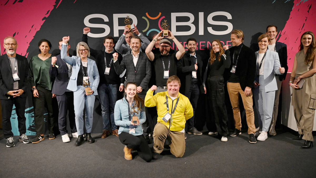 Ein Gruppenbilder der Gewinner des SPOBIS Awards 2024, der Award für Nachhaltigkeit im Sport.