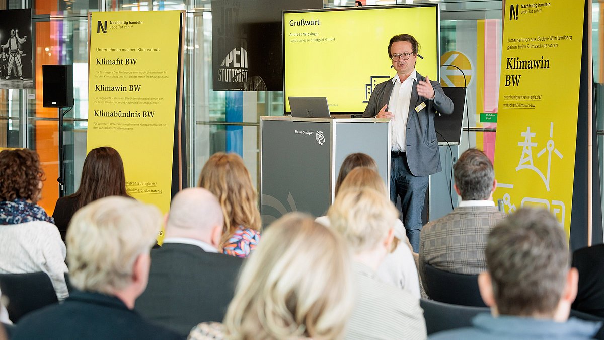 Andreas Wiesinger begrüßt das Publikum.