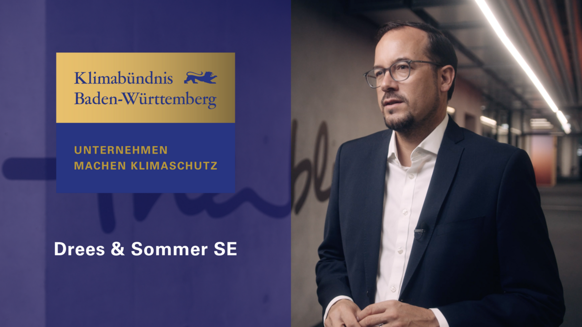Links das Logo in gold und blau "Klimabündnis Baden-Württemberg, Unternehmen machen Klimaschutz" und "Drees & Sommer SE". Rechts ein Unternehmensvertreter der Drees & Sommer SE.