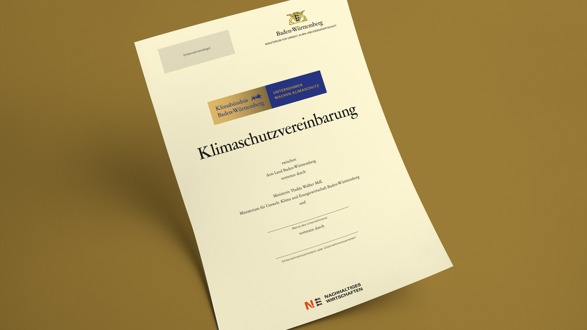Die Urkunde auf der das Land und das Unternehmen die Klimaschutzvereinbarung unterschreiben.