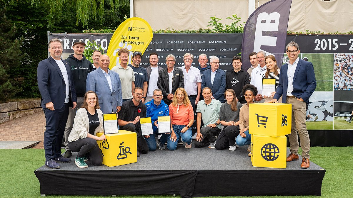Alle neu zur N!-Charta Sport beigetretenen Vereine gemeinsam mit Staatssekretär Dr. Andre Baumann auf der Bühne bei den BOSS OPEN.