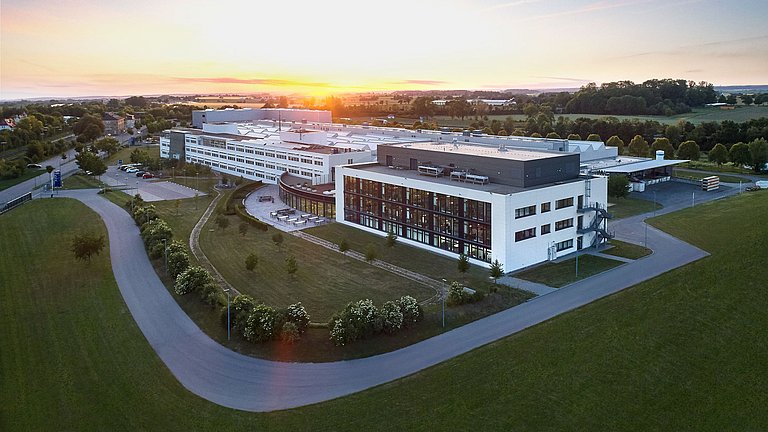 Gebäude der R. Stahl AG bei Sonnenuntergang