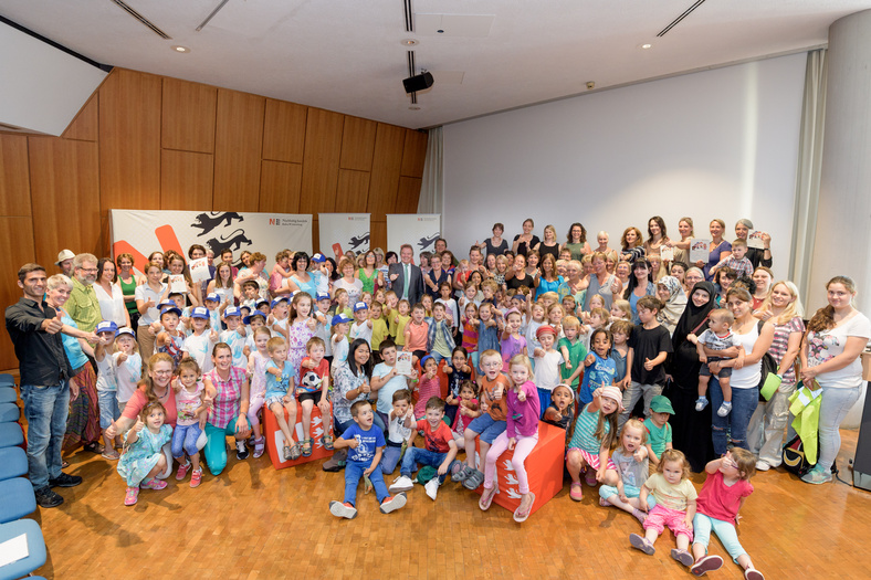 Gruppenbild aller Teilnehmenden der Preisverleihung 2016