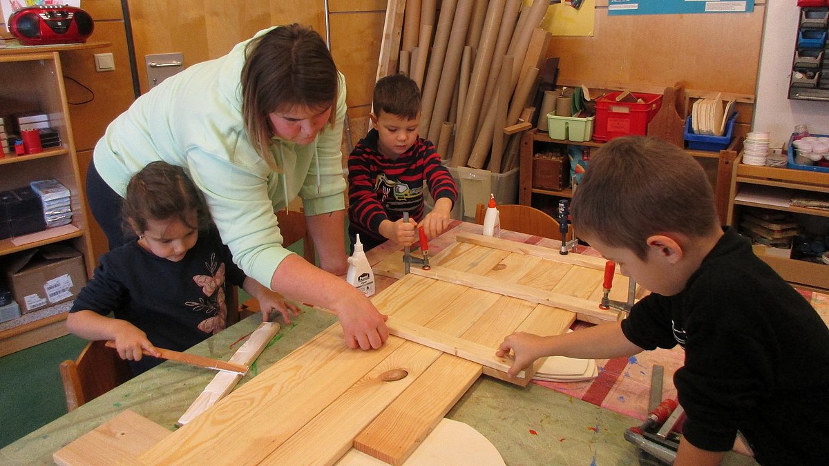 Begonnen haben wir damit zusammen (mit wechselnden Kindern) ein Hochbeet zu bauen. Dabei durften die Kinder unter Anleitung - überlegen, wie die Bretter montiert werden müssen, um sie im Anschluss gemeinsam - vor zu leimen und letztlich - zu verschrauben und durch - einölen wetterfest zu machen. Geduld war gefragt.
