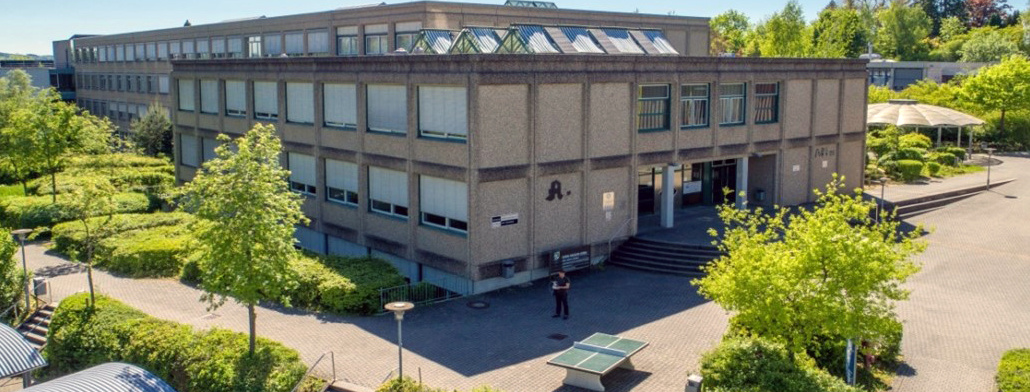 Eine Außenansicht des Schulgebäudes der Max-Weber-Schule in Sinsheim.